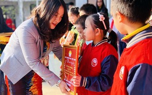 Quỹ Khuyến học Việt Nam trao tặng học bổng khuyến tài cho học sinh tiểu học Lĩnh Nam