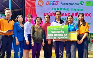 Đồng Tháp: Trao học bổng "Gương sáng hiếu học" cho sinh viên Nguyễn Thị Kim Trân