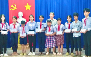 Hội Khuyến học thị xã Vĩnh Châu, tỉnh Sóc Trăng trao học bổng tặng học sinh hoàn cảnh đặc biệt khó khăn