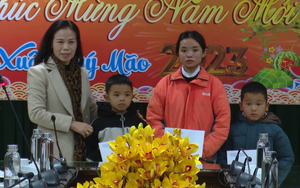Trao học bổng Tô Hiệu tặng học sinh bị tai nạn thương tích do bom mìn và trẻ mồ côi tại tỉnh Sơn La