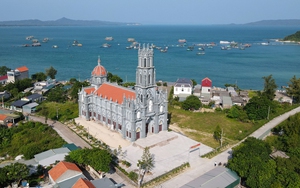 Ngắm nhà thờ công giáo tuyệt đẹp trên đảo Thanh Lân
