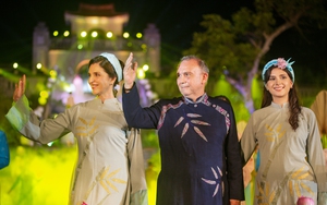 Lung linh hình ảnh đại sứ các nước trong trang phục áo dài Việt Nam