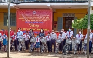 Thị xã Vĩnh Châu, tỉnh Sóc trăng: Tặng 20 xe đạp cho học sinh vượt khó hiếu học
