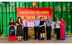 Hội Khuyến học thành phố Hải Phòng tặng quà học sinh có hoàn cảnh khó khăn xã Chu Trinh, thành phố Cao Bằng