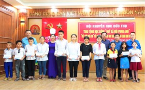 Hà Tĩnh trao học bổng "Tiếp sức mùa thi" cho học sinh nghèo học giỏi 