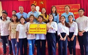Hà Tĩnh: Trao học bổng cho 21 sinh viên nghèo khó khăn 