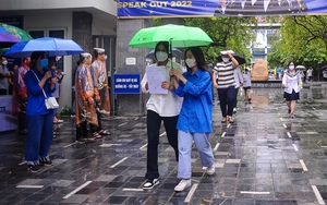Hà Nội: Thí sinh hoàn thành ngày thi tốt nghiệp đầu tiên trong mưa