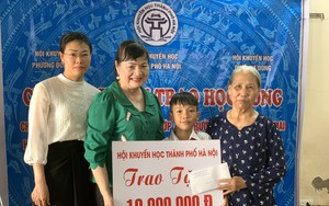 Hội Khuyến học Hà Nội trao 20 triệu đồng học bổng cho học sinh có hoàn cảnh đặc biệt khó khăn