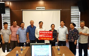 Trung ương Hội Khuyến học Việt Nam trao học bổng cho học sinh nghèo vượt khó tại Hà Tĩnh