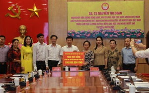Chủ tịch Hội Khuyến học Việt Nam Nguyễn Thị Doan trao học bổng cho học sinh nghèo vượt khó tại Quảng Ninh