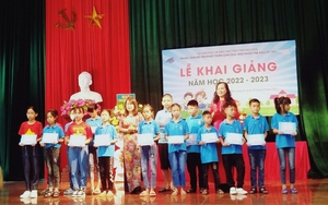 Trao tặng 100 suất học bổng cho học sinh Trung tâm Hỗ trợ phát triển giáo dục hòa nhập trẻ khuyết tật Thái Nguyên