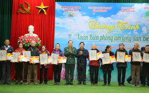 L&agrave;o Cai  tổ chức 22 đo&agrave;n c&ocirc;ng t&aacute;c đến thăm hỏi, tặng qu&agrave; hơn 11.600 gia đ&igrave;nh ch&iacute;nh s&aacute;ch, người c&oacute; c&ocirc;ng ở địa phương - Ảnh 7.