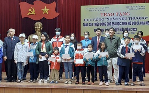 Nam Định: Tặng học bổng "Xuân yêu thương" cho học sinh mồ côi cha mẹ