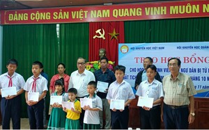 Quảng Nam: Trao học bổng tặng học sinh, sinh viên có người thân tử nạn, mất tích trong vụ chìm tàu
