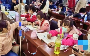 Dịch cúm hoành hành, học sinh Trung Quốc làm bài tập về nhà trong bệnh viện