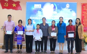 Hội Bảo vệ quyền trẻ em Việt Nam trao quà và học bổng cho học sinh có hoàn cảnh khó khăn tại Lào Cai