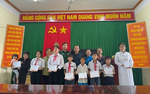 Hội Nhà báo Hà Nội trao học bổng &quot;Nâng bước em đến trường&quot; tại huyện đảo Lý Sơn, Quảng Ngãi