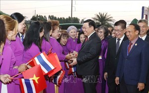 Chủ tịch Quốc hội Vương Đình Huệ tặng 100 bộ sách học tiếng Việt cho con em kiều bào tại Thái Lan