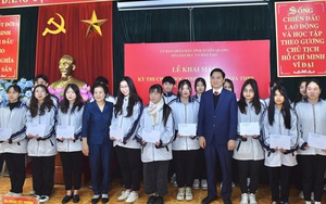 Hội Khuyến học tỉnh Tuyên Quang tặng quà khích lệ thí sinh tham gia kỳ thi học sinh giỏi quốc gia