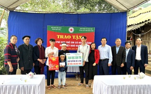 Phú Thọ: Trao hơn 800 triệu đồng hỗ trợ 4 anh em mồ côi cha mẹ