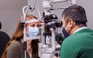 Gần 5.000 học sinh ở L&agrave;o Cai được tầm so&aacute;t thị lực học đường - Ảnh 6.