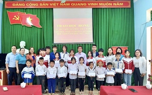 Hội Khuyến học tỉnh Hà Giang trao 40 triệu đồng học bổng tặng học sinh vượt khó, hiếu học của huyện Bắc Mê