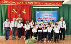 Đắk Lắk: Trao 100 triệu đồng học bổng tặng học sinh vượt khó, học giỏi