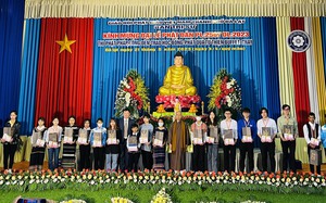 Lâm Đồng: Trao 100 triệu đồng học bổng tặng sinh viên, học sinh hoàn cảnh đặc biệt khó khăn