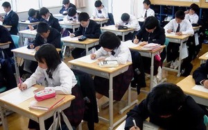 Nhật Bản xem xét trợ cấp tiền học cho trẻ em