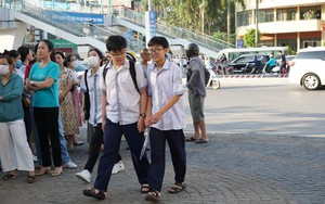 Quảng Ninh: Thi tuyển sinh vào lớp 10, nhiều thí sinh đến điểm thi sớm trước cả tiếng
