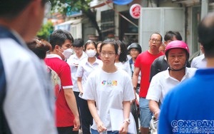 Thi vào lớp 10 ở Hà Nội: Gần 120.000 thí sinh làm bài thi môn Toán