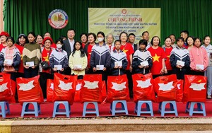 Lâm Đồng: Trao quà và học bổng tặng học sinh hoàn cảnh đặc biệt khó khăn, học sinh dân tộc thiểu số