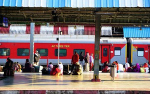 Băng qua đường ray khi tàu hỏa đang tới, người phụ nữ bị hất văng ra ngoài - Ảnh 4.