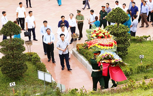 Chủ tịch Quốc hội Vương Đình Huệ dâng hương tưởng niệm các liệt sĩ tại Quảng Trị