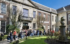 Tranh cãi về việc hạn chế đào tạo đại học bằng tiếng Anh tại Hà Lan