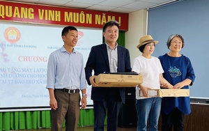 Lâm Đồng: Trao học bổng và máy tính xách tay tặng học sinh có hoàn cảnh khó khăn