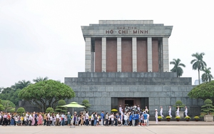 Lăng Chủ tịch Hồ Chí Minh - nơi các thế hệ người dân Việt Nam được tỏ lòng biết ơn Bác Hồ