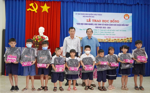 Tây Ninh: Trao 84 suất học bổng tặng học sinh hoàn cảnh khó khăn, hiếu học