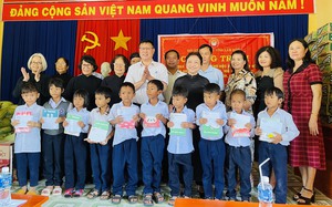 Lâm Đồng: Trao 206 phần quà tặng học sinh và phụ huynh nhân dịp năm học mới