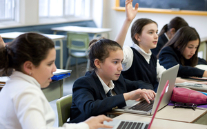 Trường học ở Th&agrave;nh phố Hồ Ch&iacute; Minh sẽ siết điện thoại v&agrave;o giờ ra chơi từ th&aacute;ng 1/2026 - Ảnh 4.