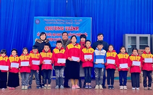 Hội Khuyến học tỉnh Hà Giang trao hơn 90 triệu đồng quà Tết tặng học sinh huyện Vị Xuyên