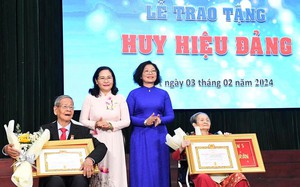 Trao Huy hiệu 50 năm tuổi Đảng cho nguyên Thường trực Ban Bí thư Đinh Thế Huynh - Ảnh 4.