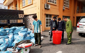 Lạng Sơn ngăn chặn 1,5 tấn chân gà đang trên đường đi tiêu thụ - Ảnh 6.