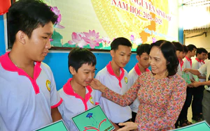 Quỹ Khuyến học Nguyễn Sinh Sắc c&ugrave;ng tiếp sức trao học bổng 31 triệu đồng cho "Gương s&aacute;ng hiếu học" Cao Thị Huỳnh Thư - Ảnh 4.