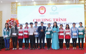 Quảng Trị trao 100 suất học bổng cho học sinh vượt khó, hiếu học - Ảnh 3.