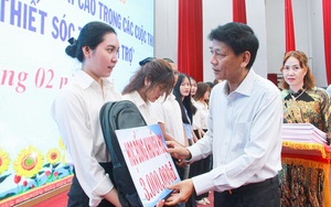 Hội Khuyến học tỉnh Sóc Trăng trao hơn 1,3 tỉ đồng học bổng Lương Định Của tặng học sinh, sinh viên
