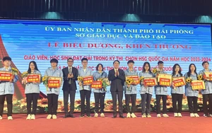Trường Trung học cơ sở Chu Văn An (Hải Phòng) biểu dương giáo viên và học sinh đạt thành tích cao - Ảnh 3.