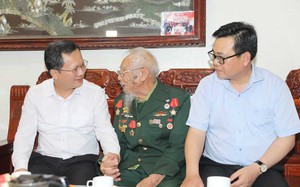 Quảng Ninh: Tặng quà tri ân chiến sỹ, dân công hỏa tuyến Điện Biên Phủ tại thành phố Móng Cái
