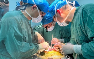 Người cha ở L&agrave;o Cai hiến một quả thận cứu con trai th&agrave;nh c&ocirc;ng - Ảnh 9.