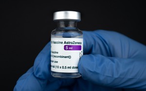 AstraZeneca thừa nhận vaccine COVID-19 có thể gây cục máu đông, giảm tiểu cầu
